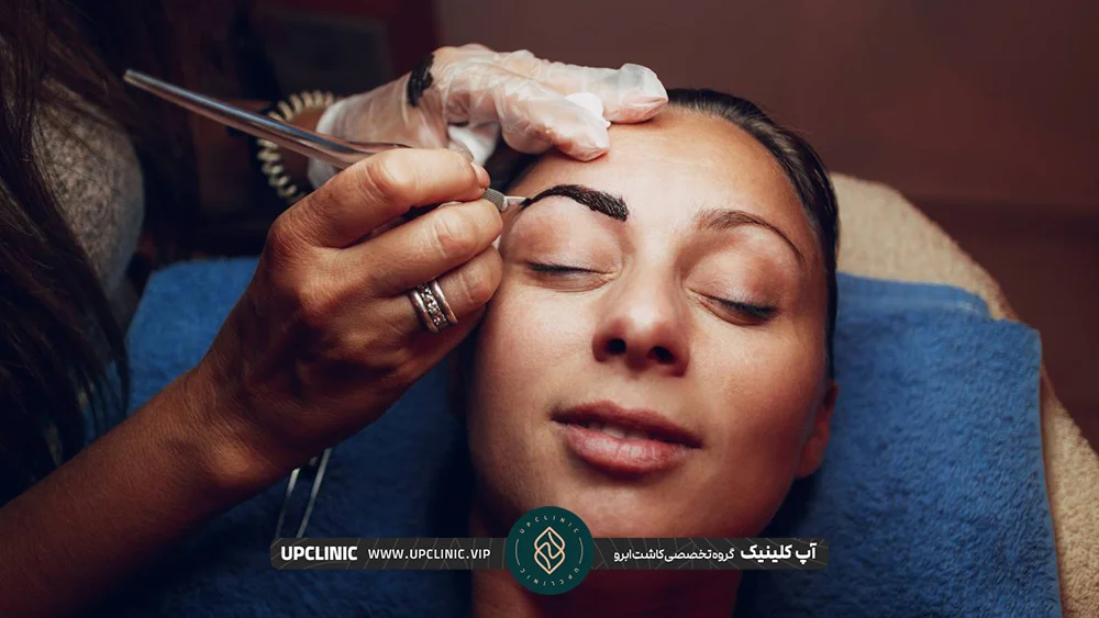 میکروبلیدینگ ابروهای زن جوان