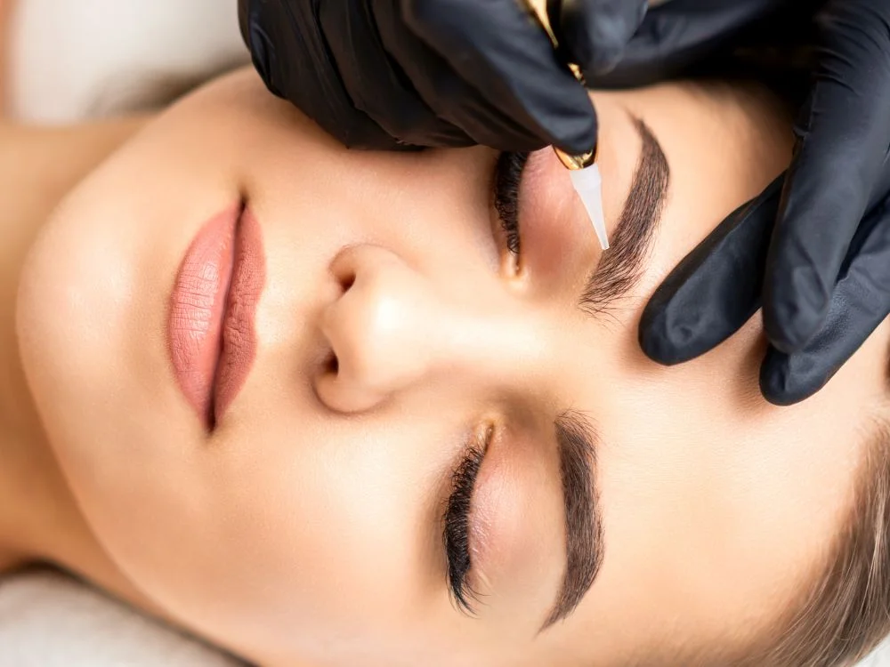 پزشک در حال استفاده از روغن های مفید برای ابرو