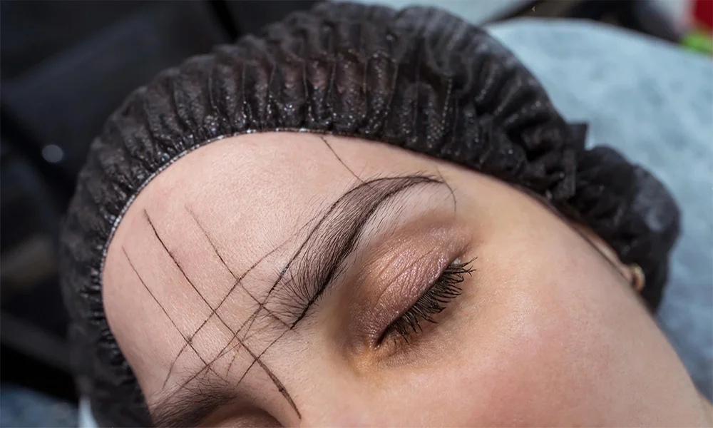 نحوه انجام عمل کاشت ابرو روی صورت مراجعه کننده زن
