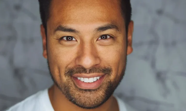 عکس مردی که ابروهای پر پشتی دارد و لبخند زده است - کاشت ابرو مردانه