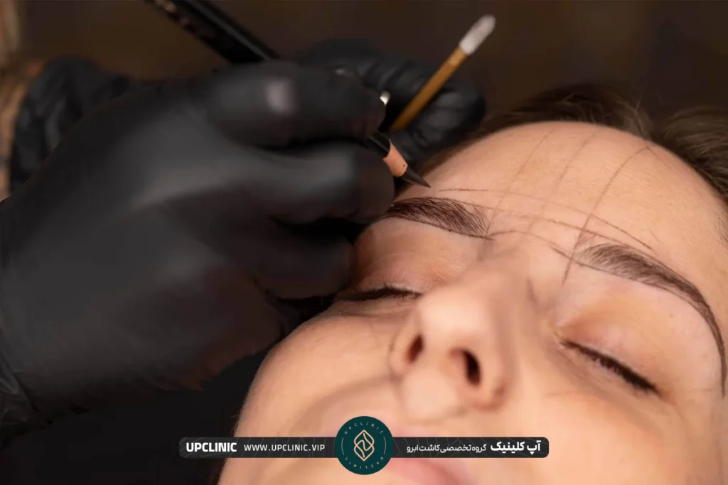 پزشک قبل از کاشت ابرو روی صورت زن جوان