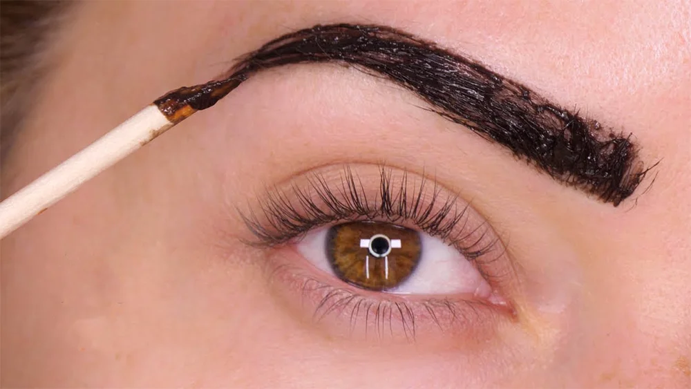 عکس رنگ کردن ابرو زن جوان