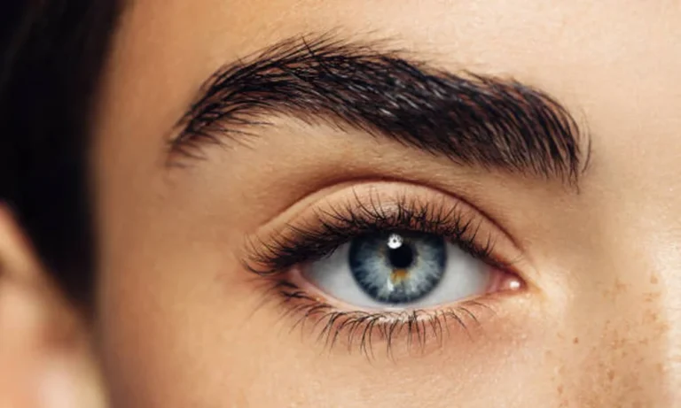 عکس نزدیک از چشم زن جوان با ابروهای پهن - کاشت ابرو پهن