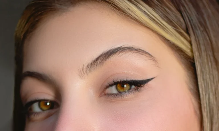 دختر جوان با موهای کم پشت - کاشت ابرو نازک