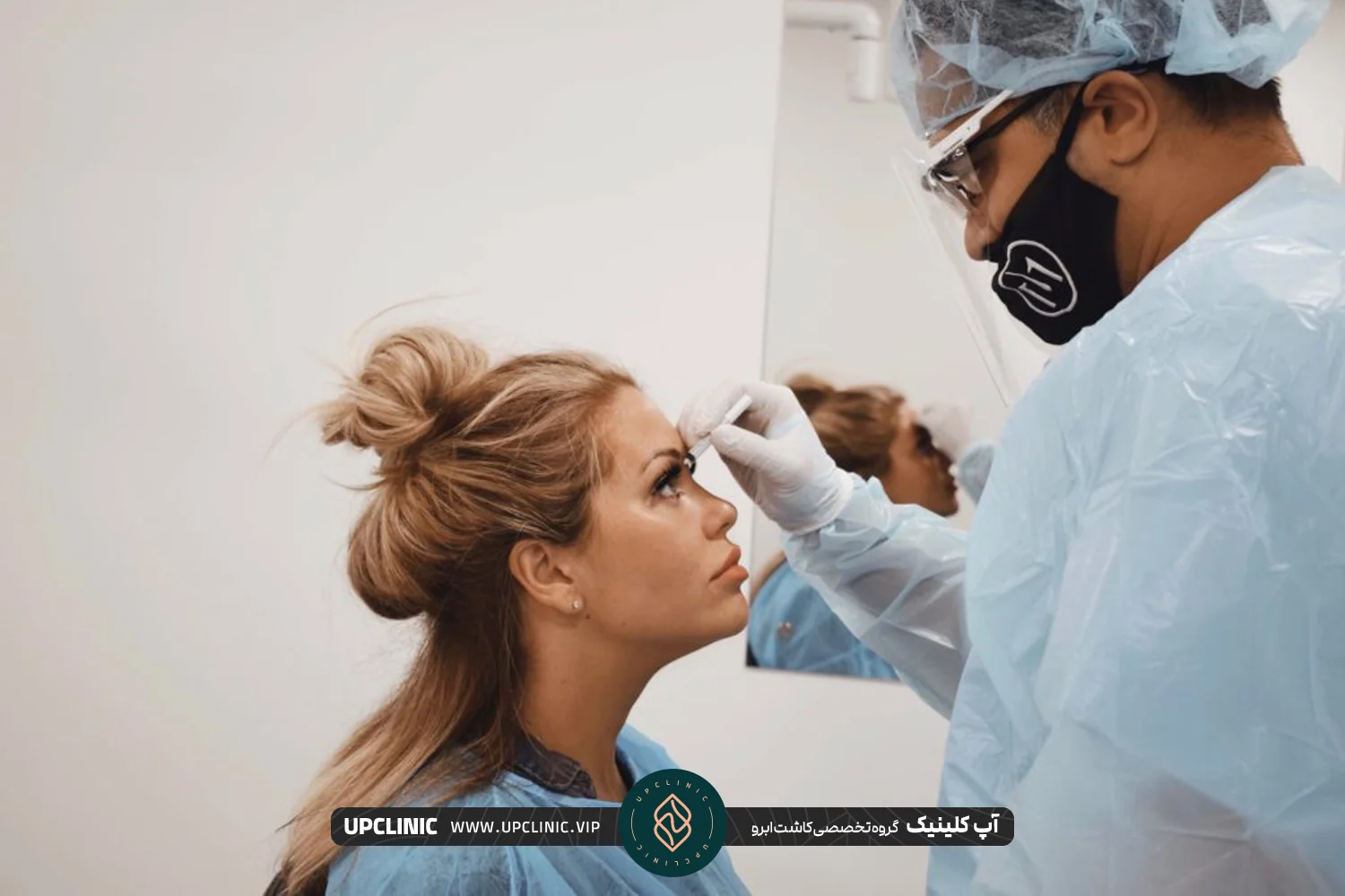 پزشک که ابروهای زن جوان را می کارد