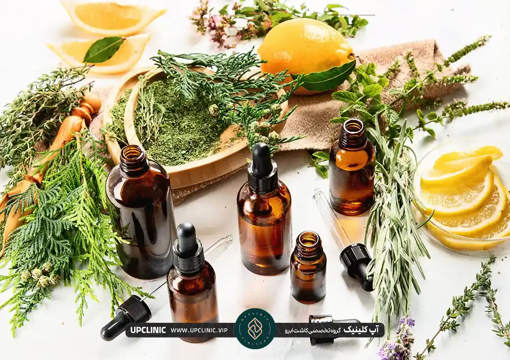 شیشه های روغن برای تقویت ابرو در کنار تکه های برش خورده لیمو