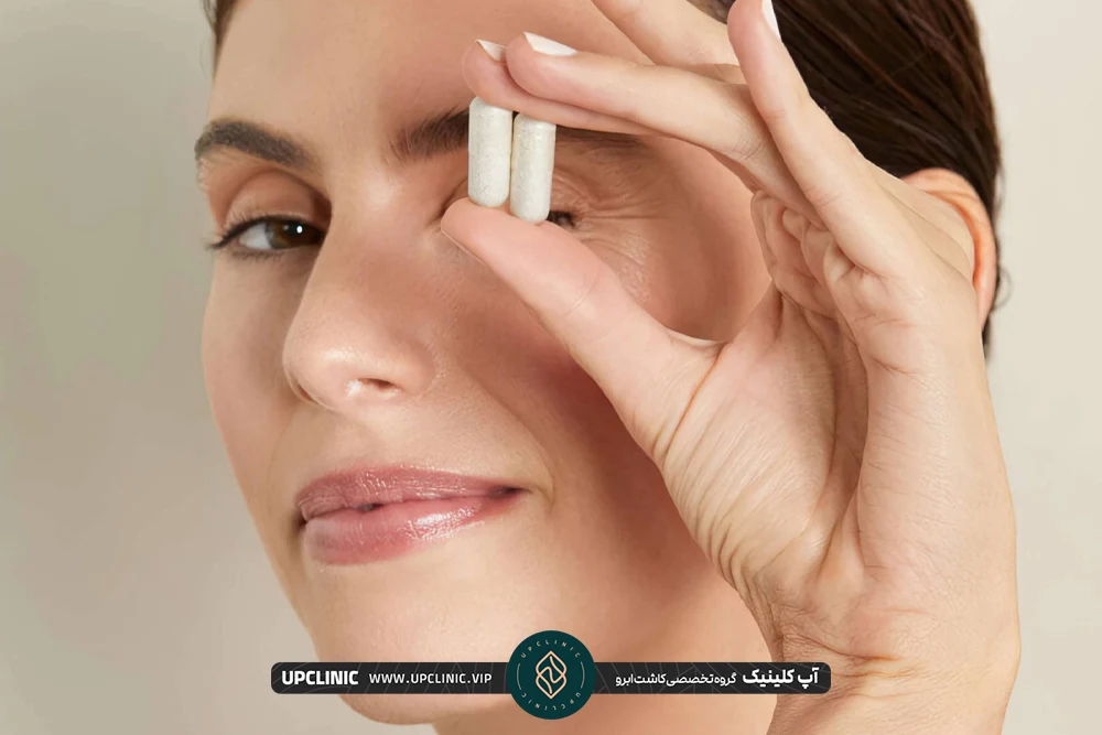 زن جوان که جلوی ابروی خود دو کپسول نگه داشته است - داروهای تقویتی بعد از کاشت ابرو