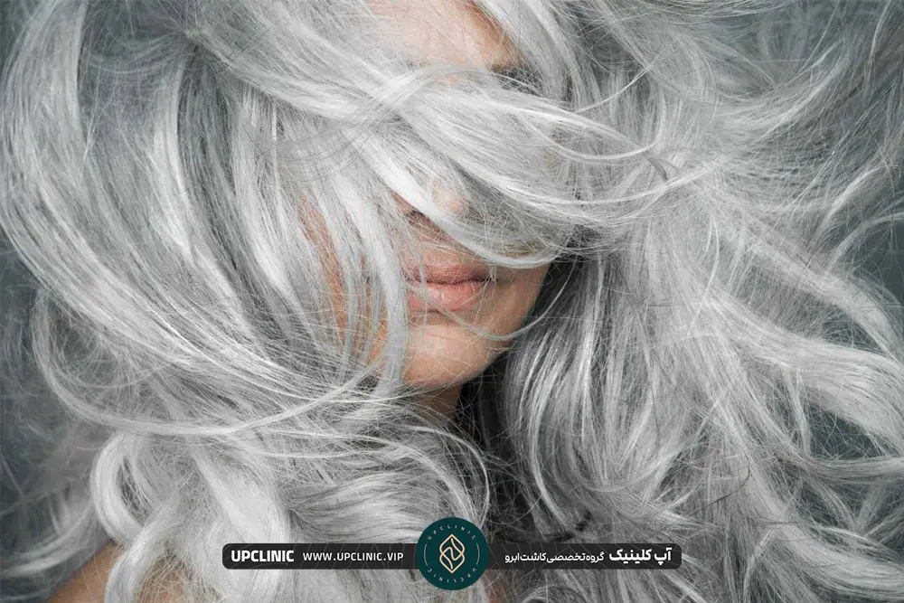 زن با موهای سفید بلند