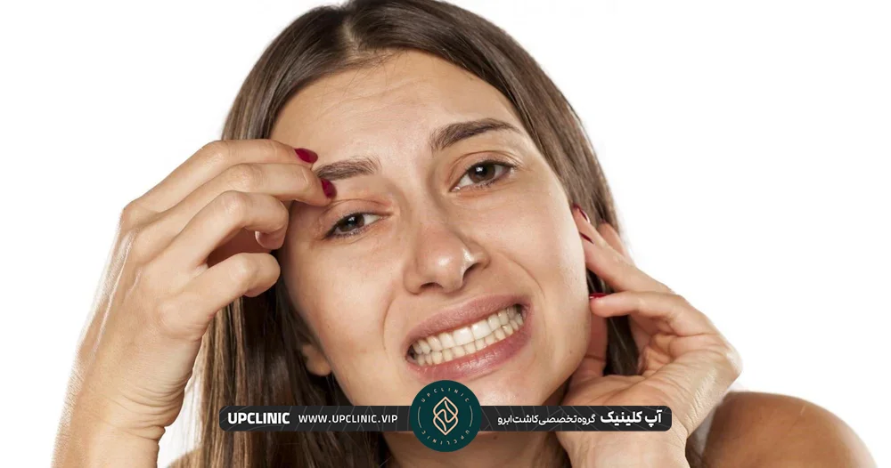 عکس دختر جوان که دچار خارش ابرو شده است