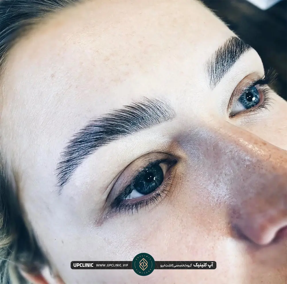 عکس زن جوان با ابروهای سیخ شده