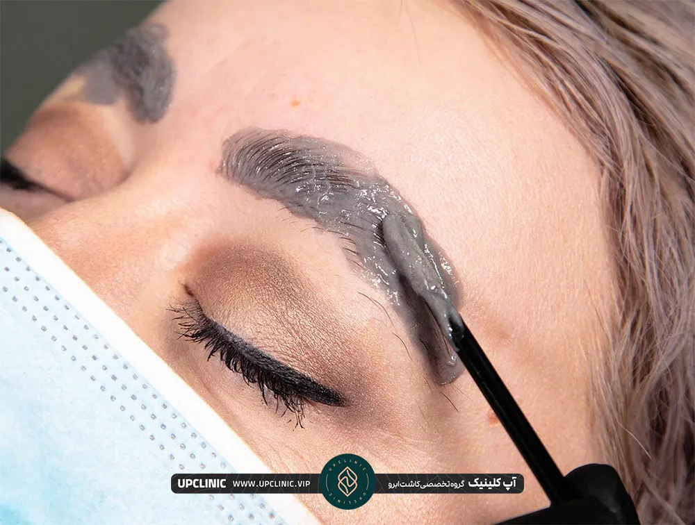 رنگ کردن ابروهای دختر