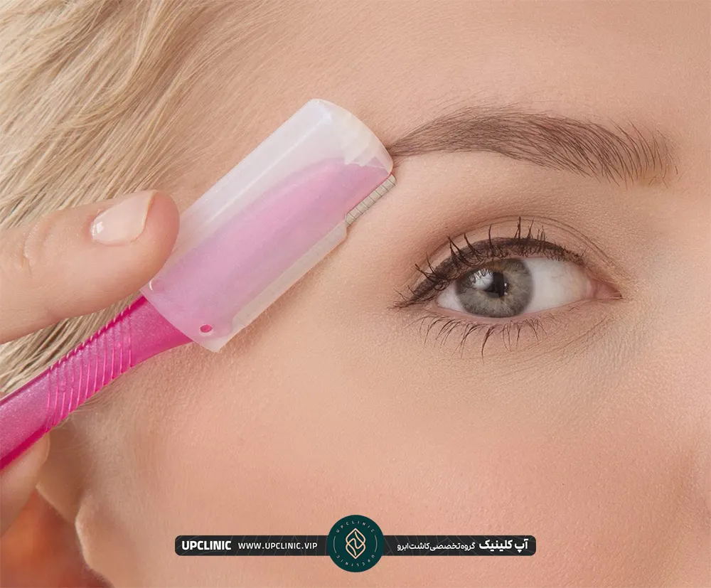 زن در حال اصلاح زیر ابروی خود با تیغ