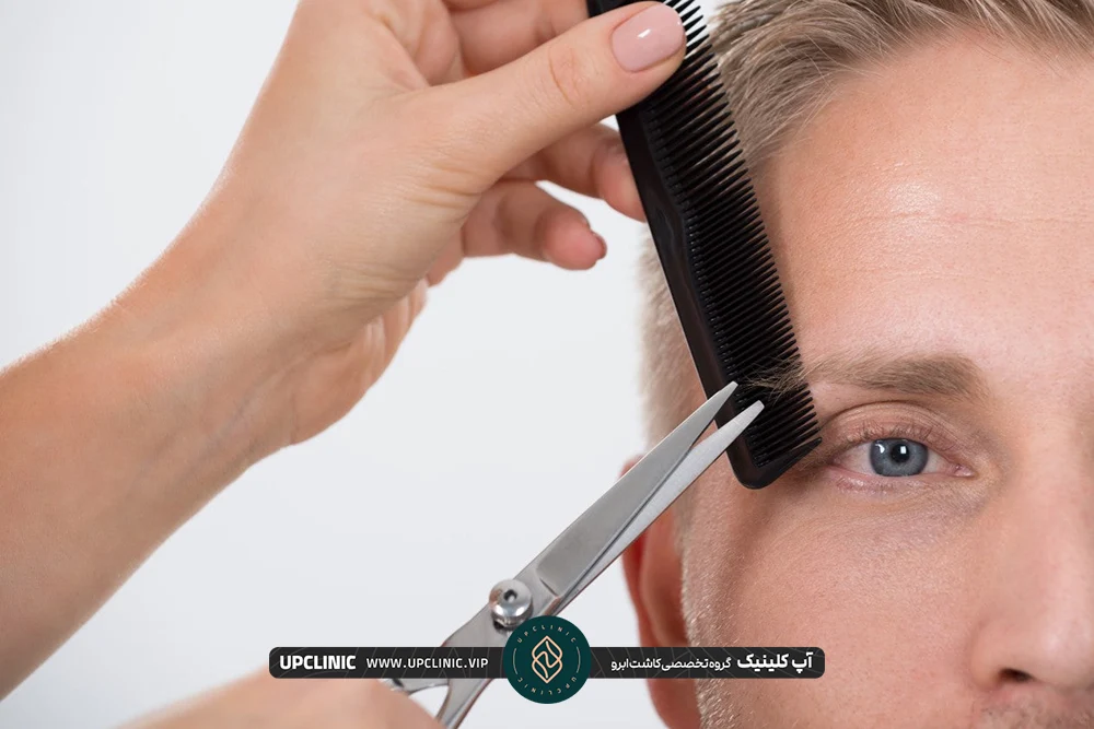 مردی که ابروهای او با شانه و قیچی اصلاح می شود