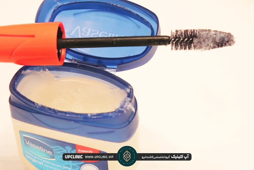 یک وازلین و فرچه ابرو روی سر وازلین
