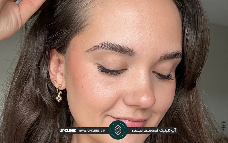 خانمی که ابرو های خود را کاشته است | مراحل رشد ابرو بعد از کاشت