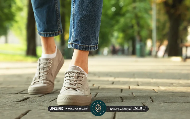 نمایی از کفش های دختری در حال پیاده روی | خوابیدن بعد از کاشت ابرو