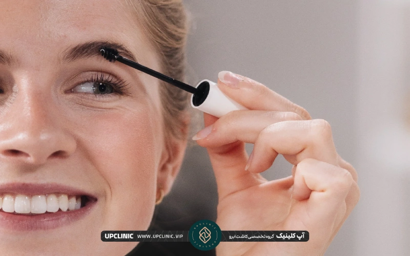 دختری با چشمهای رنگی در حال استفاده از سرم ابرو | پرپشت کردن ابرو