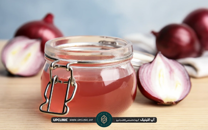 ظرفی حاوی آب پیاز و چند پیاز اطراف آن | پرپشت کردن ابرو