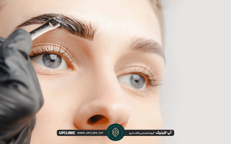 رنگ کردن ابروها دختری با چشمهای رنگی | روش های زیبایی ابرو