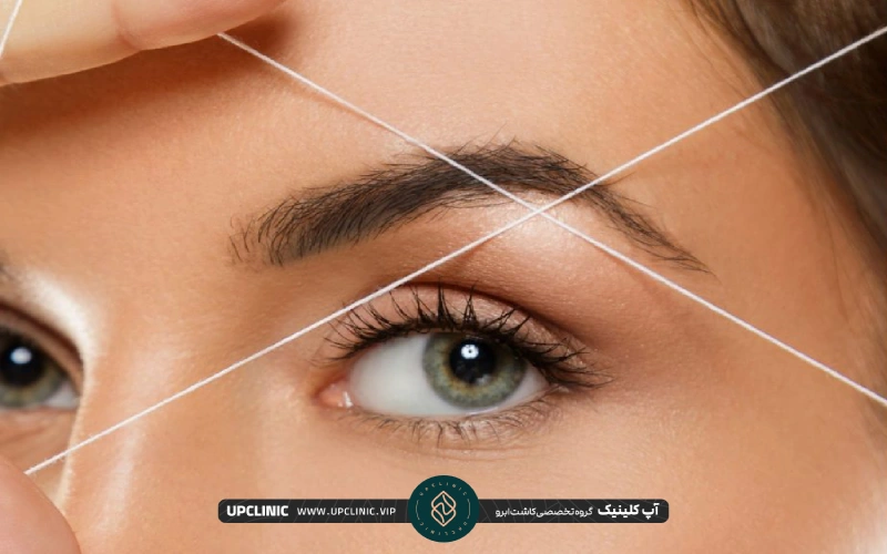 خانمی که قصد بند انداختن صورت خود را دارد | روش های زیبایی ابرو