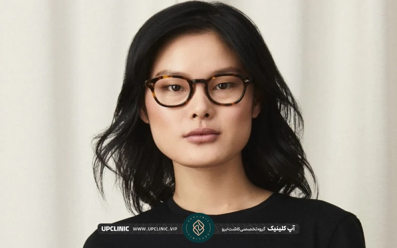 خانمی با موهای مشکی که عینک به چشم دارد | روش های زیبایی ابرو