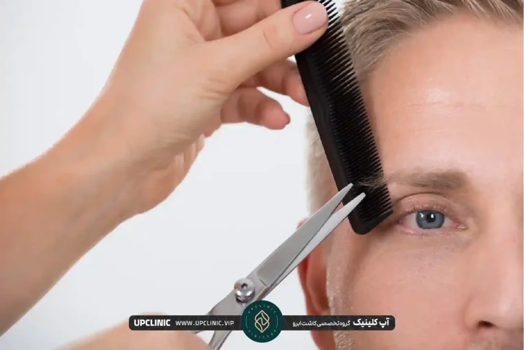 شخصی در حال اصلاح ابروهای یک مرد | قیچی زدن ابرو بعد از کاشت