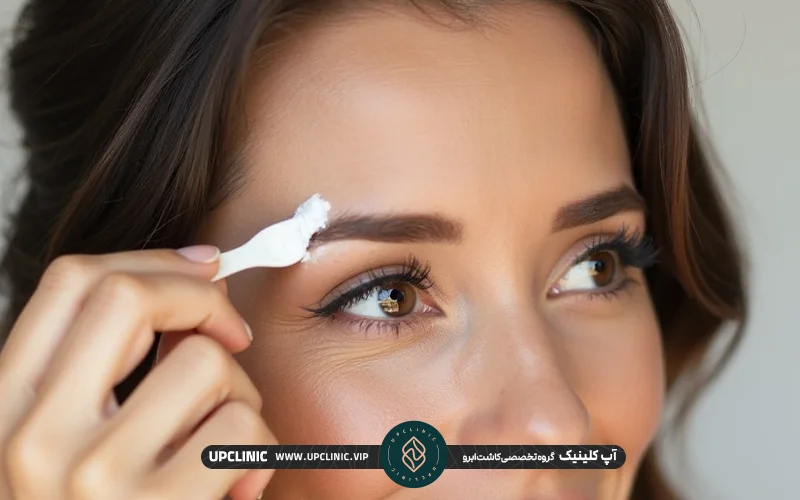 خانمی که در حال زدن پماد روی ابروهای خود است | پماد زدن بعد از کاشت ابرو