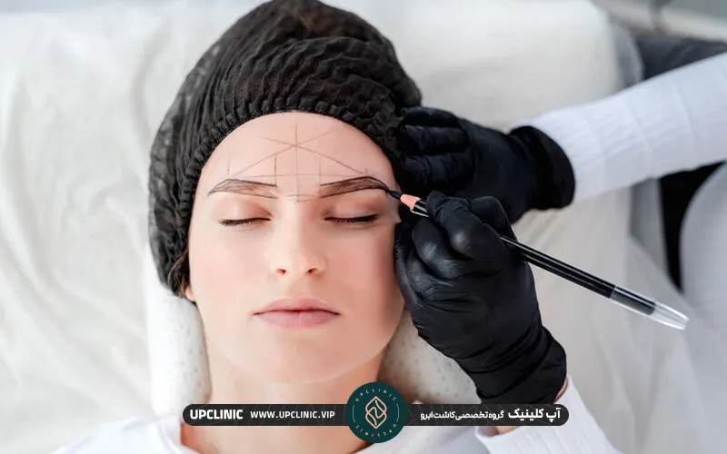 خانمی در حال تناسب بندی بین ابرو های یک مراجعه کننده قبل از کاشت | مقایسه کاشت ابرو با میکروبلیدینگ