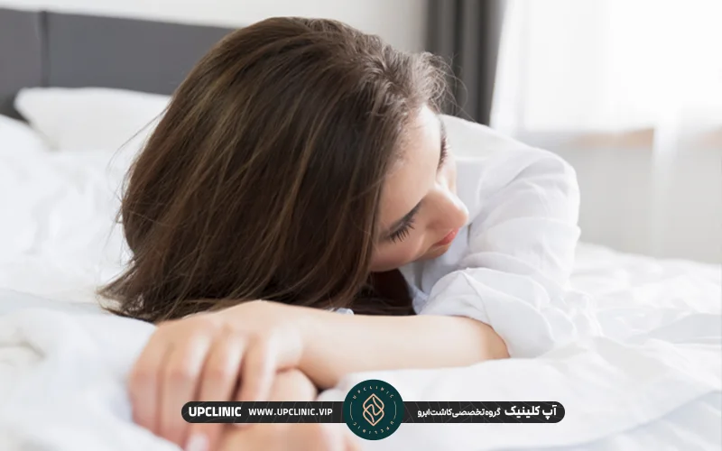 دختری که به پشت بر روی تخت خود خوابیده است. | خوابیدن بعد از کاشت ابرو